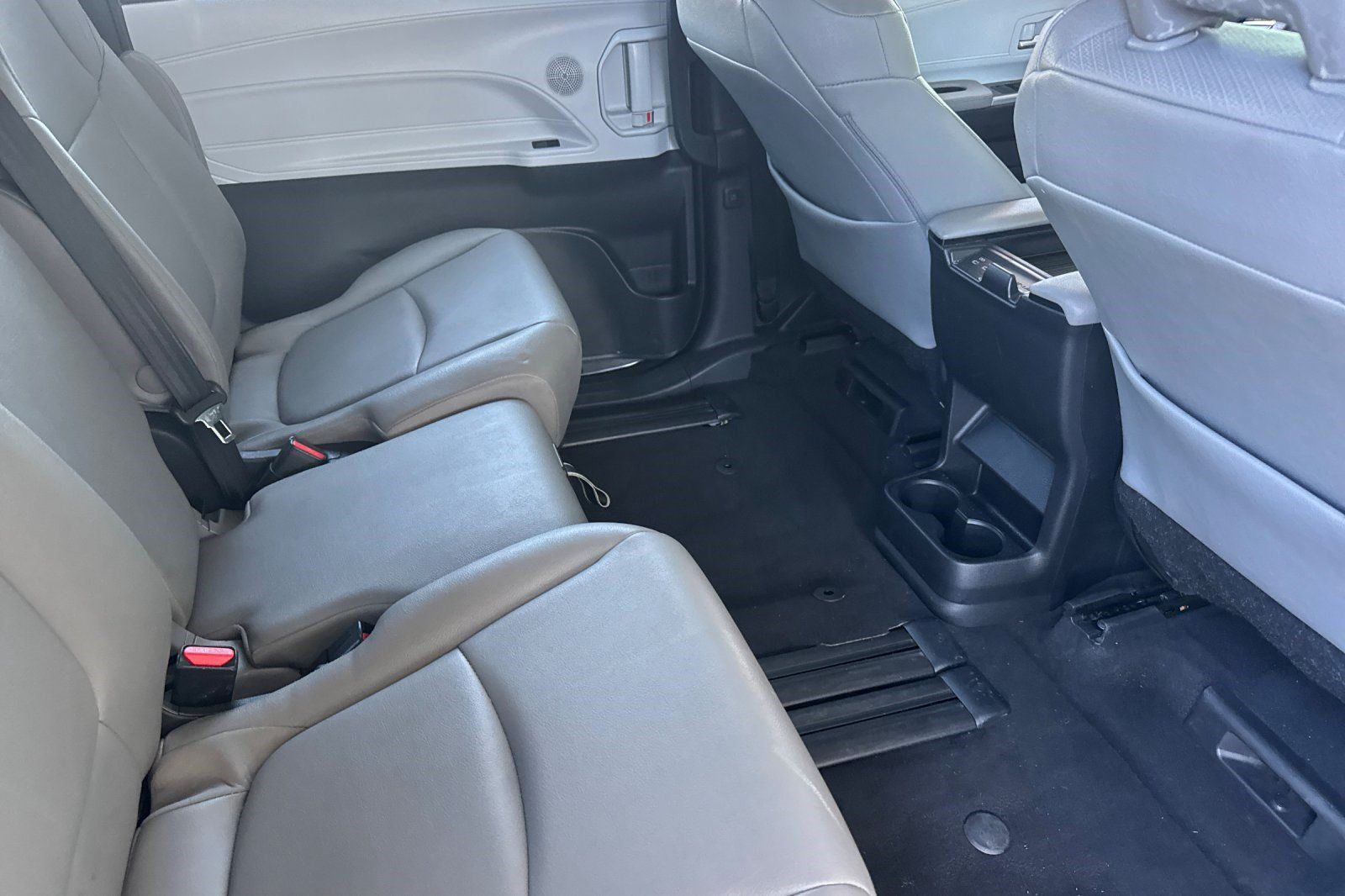 Used 2026 Toyota Sienna XLE FWD image 32