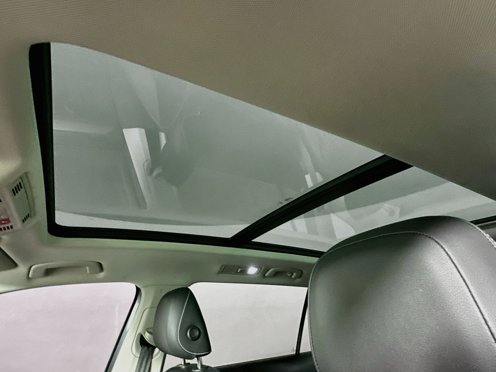 Used 2023 Volkswagen Tiguan SE w/ Panoramic Sunroof Package AWD/4WD image 30