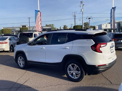 Used 2022 GMC Terrain SLE w/ Driver Convenience Package image 4