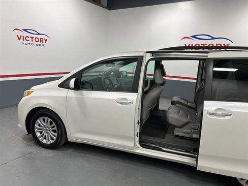 Used 2015 Toyota Sienna XLE image 18