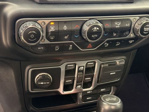 Used 2021 Jeep Wrangler Unlimited Sahara AWD/4WD image 18