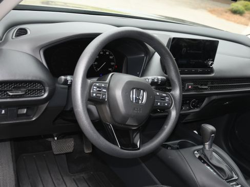 Used 2025 Honda HR-V LX image 8