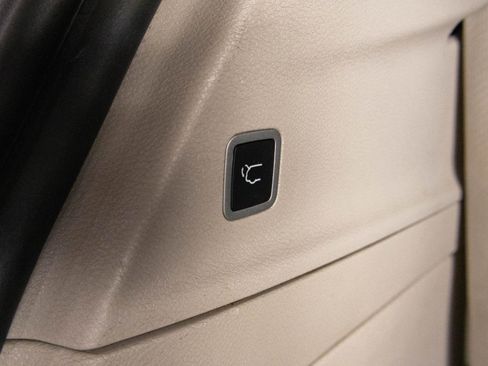 Used 2019 Chrysler Pacifica Touring-L image 24