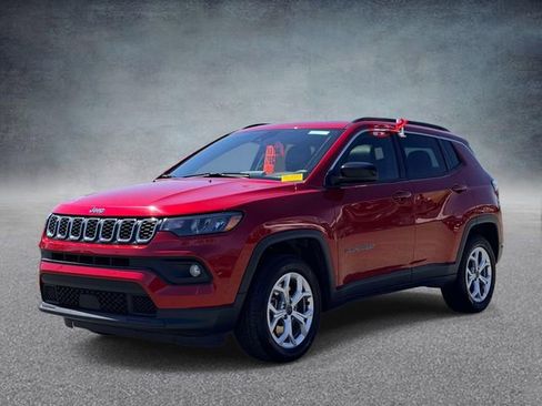 Used 2025 Jeep Compass Latitude w/ Sun & Sound Group AWD/4WD image 5