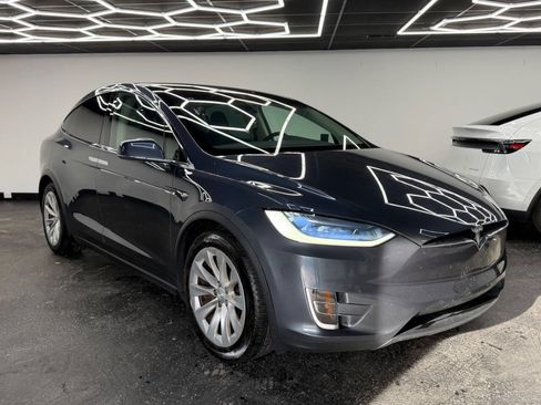 Used 2017 Tesla Model X 90D image 1