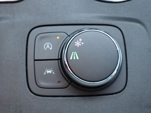 Used 2023 Chevrolet Traverse LT image 27