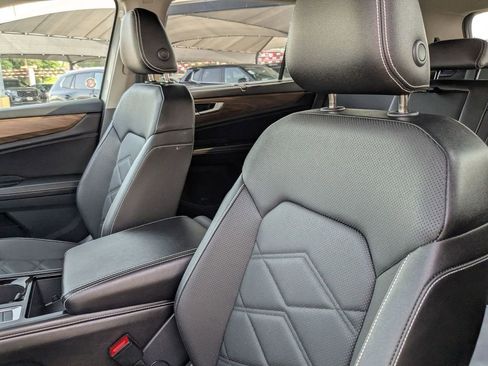 Used 2025 Volkswagen Atlas SE FWD image 14