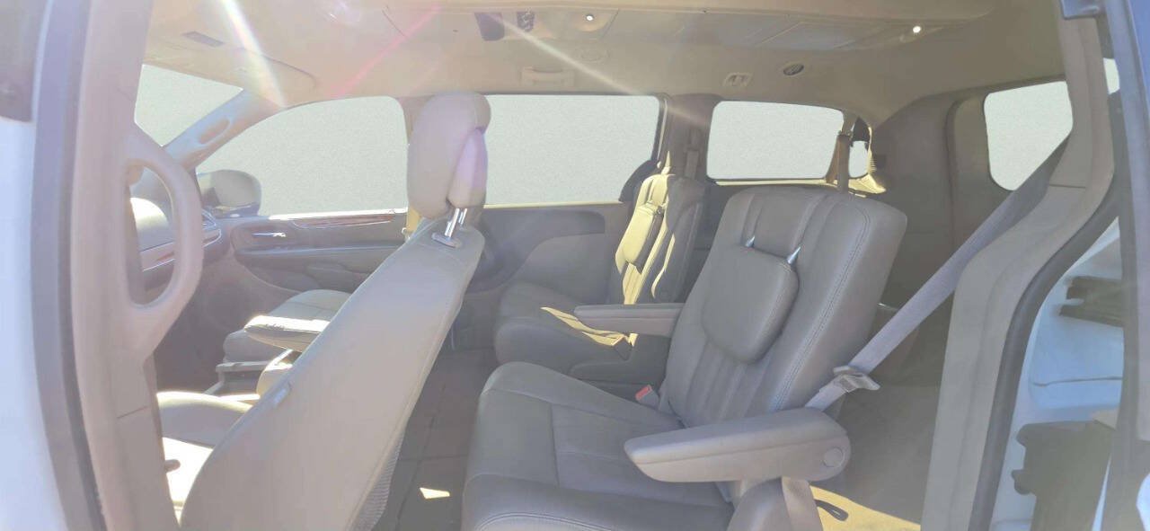 Used 2016 Chrysler Town & Country Touring FWD image 6
