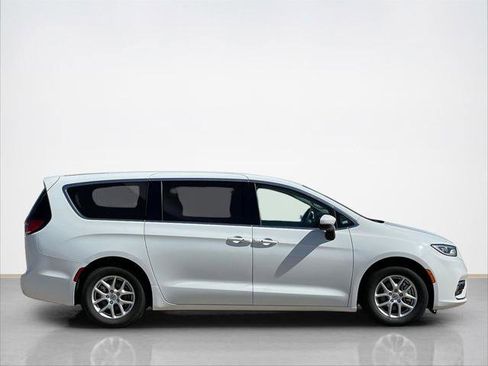 Certified 2023 Chrysler Pacifica Touring-L FWD image 9