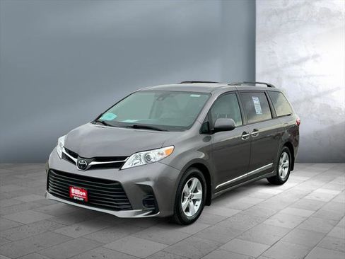 Certified 2019 Toyota Sienna LE w/ LE Preferred Package image 1
