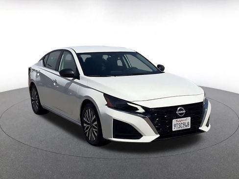 Used 2025 Nissan Altima 2.5 SV FWD image 2