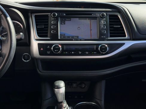 Certified 2019 Toyota Highlander SE AWD/4WD image 13