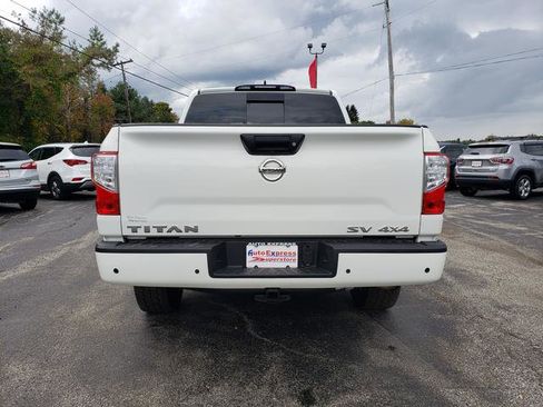 Used 2022 Nissan Titan SV image 6