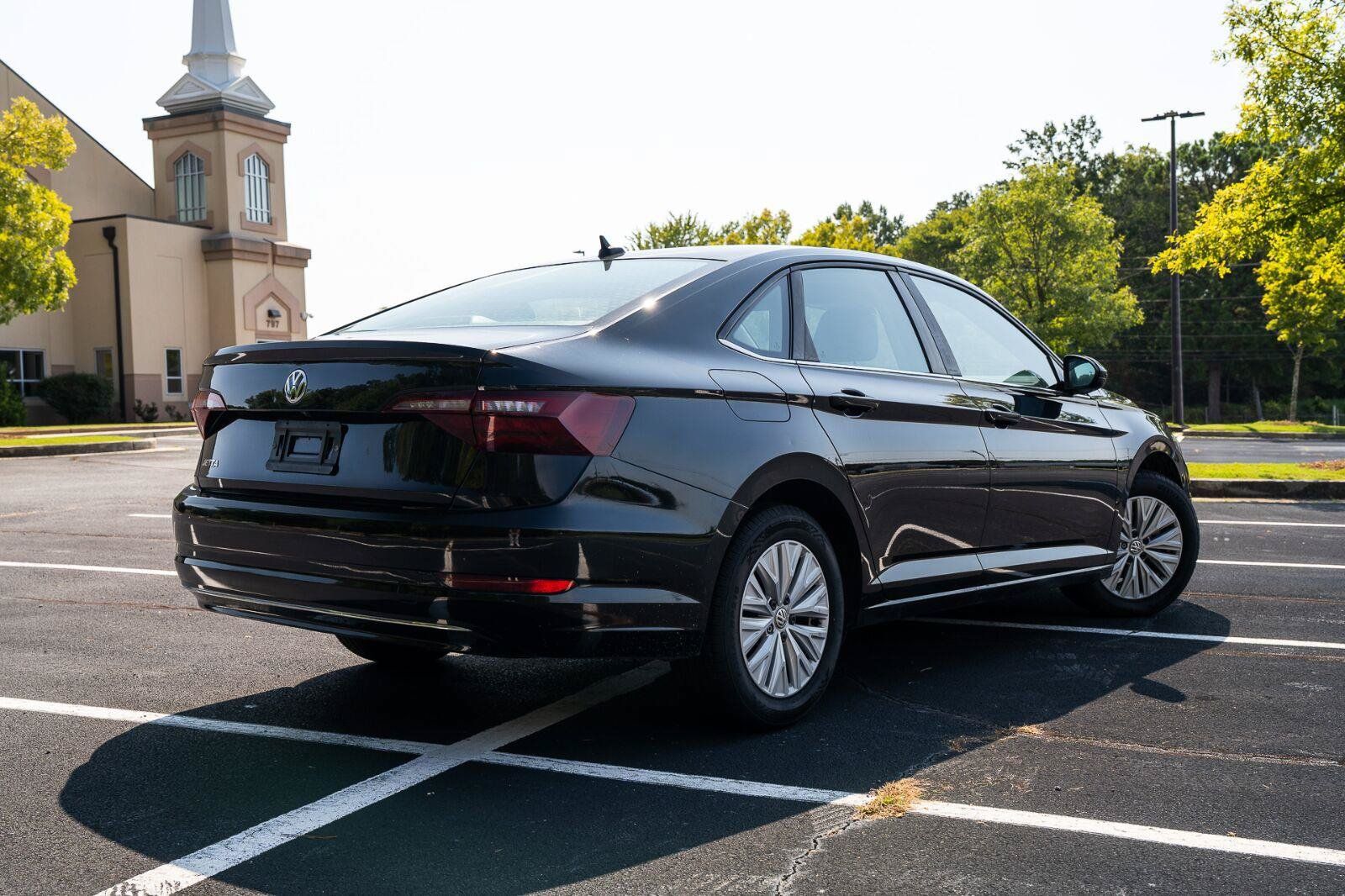 Used 2021 Volkswagen Jetta SE FWD image 2