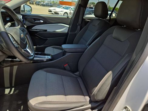 Used 2025 Chevrolet Trax LT w/ LT Convenience Package FWD image 24