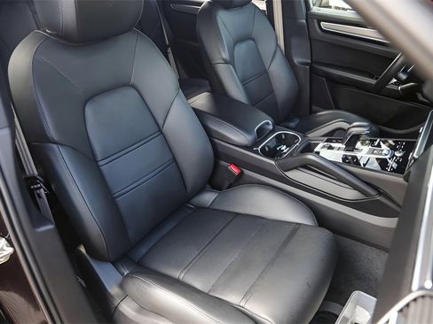 Used 2022 Porsche Cayenne Platinum Edition image 34