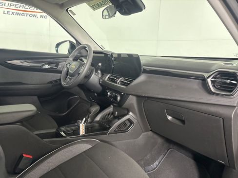 Used 2025 Chevrolet TrailBlazer LT AWD/4WD image 28