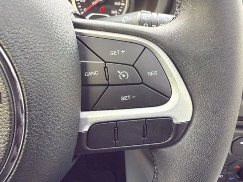 Used 2018 Jeep Renegade Latitude w/ Popular Equipment Group image 11