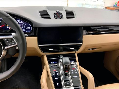 Used 2023 Porsche Cayenne Platinum Edition image 17