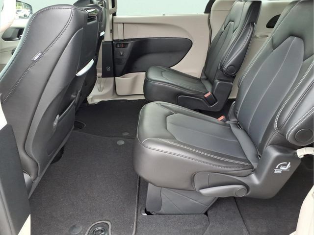 Used 2024 Chrysler Pacifica Touring-L w/ Uconnect Theater Family Group AWD/4WD image 16