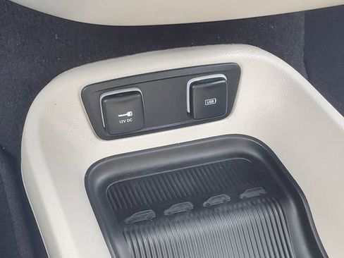 Used 2019 Chrysler Pacifica Limited w/ Tire & Wheel Group FWD image 27