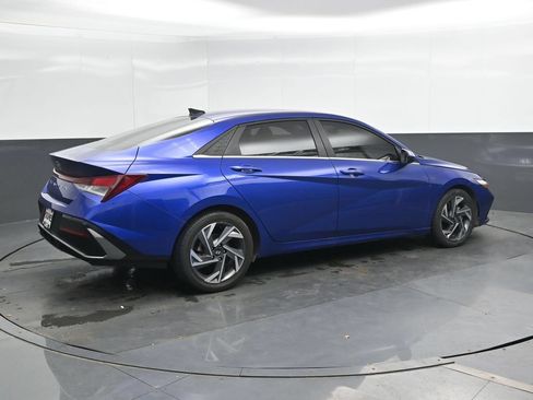 Used 2025 Hyundai Elantra SEL FWD image 2