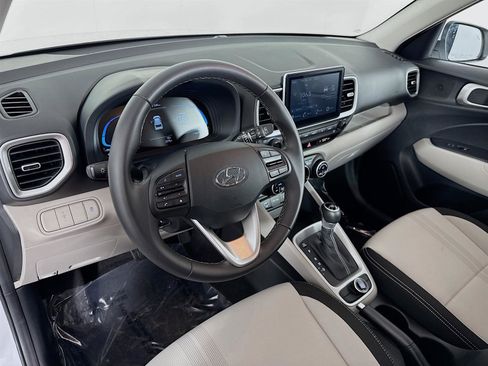Certified 2025 Hyundai Venue SEL image 9