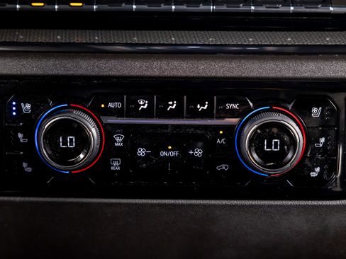 Used 2024 Chevrolet Silverado 2500 ZR2 w/ Technology Package image 33