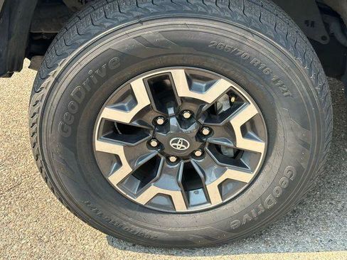 Certified 2023 Toyota Tacoma TRD Off-Road w/ Technology Package AWD/4WD image 17