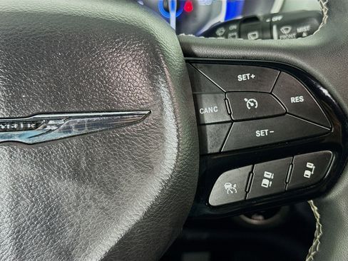 Used 2023 Chrysler Pacifica Touring FWD image 14