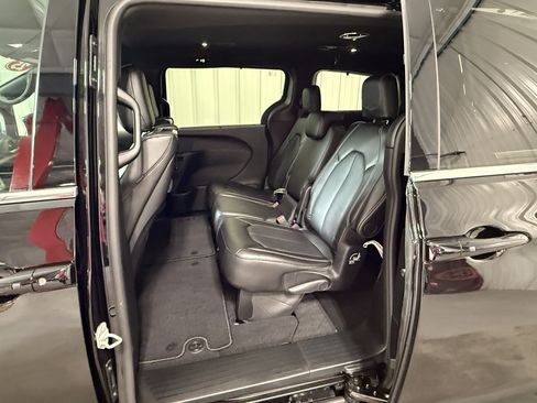 Used 2025 Chrysler Pacifica Select w/ Uconnect Theater Family Group FWD image 17