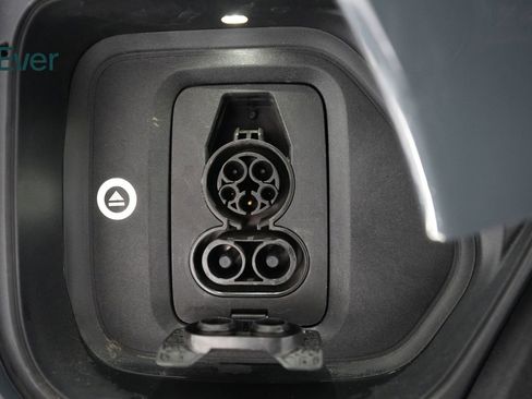 Used 2025 Rivian R1S Premium image 10