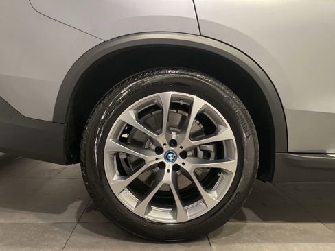 Used 2025 BMW X5 xDrive50e w/ Premium Package image 9