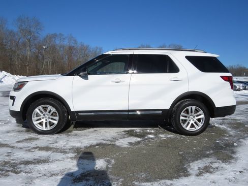 Used 2018 Ford Explorer XLT w/ Equipment Group 202A image 8