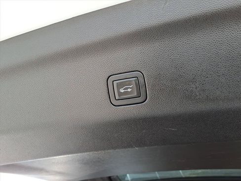Used 2024 GMC Yukon SLT AWD/4WD image 18