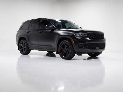 Used 2023 Jeep Grand Cherokee Altitude AWD/4WD image 10
