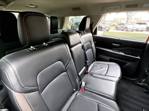 Used 2023 Nissan Pathfinder SL w/ Black Appearance Package image 18