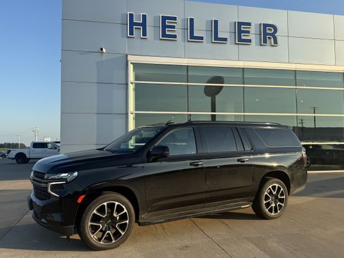 Used 2022 Chevrolet Suburban RST w/ Luxury Package AWD/4WD image 4