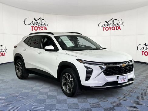 Used 2025 Chevrolet Trax LT FWD image 3