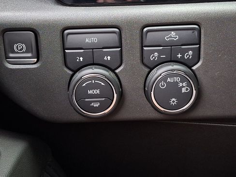 Used 2022 Chevrolet Silverado 1500 LT AWD/4WD image 23