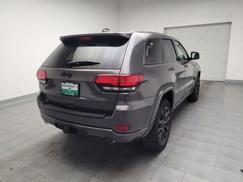 Used 2017 Jeep Grand Cherokee Altitude RWD image 9