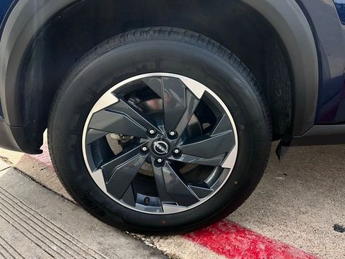 Used 2025 Nissan Rogue SV image 9