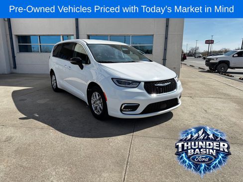 Used 2024 Chrysler Pacifica Touring-L FWD image 11