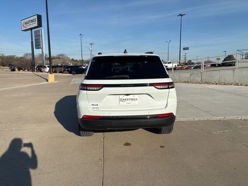 Used 2023 Jeep Grand Cherokee Altitude image 4