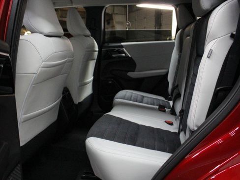 New 2025 Mitsubishi Outlander SE image 24