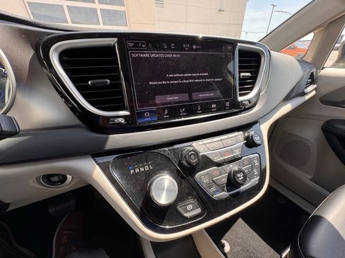 Used 2023 Chrysler Pacifica Touring-L image 13