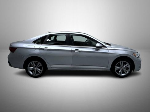 Used 2024 Volkswagen Jetta SE FWD image 4