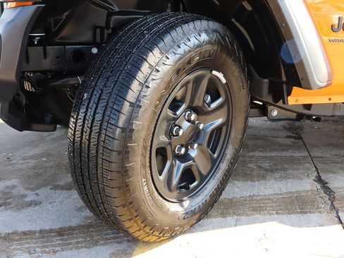 Used 2025 Jeep Wrangler Sport image 17