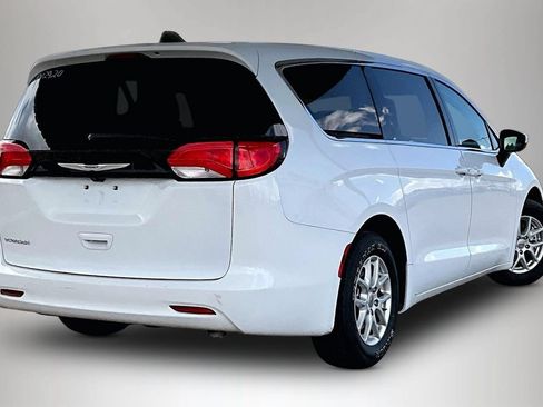 Used 2022 Chrysler Voyager LX FWD image 6