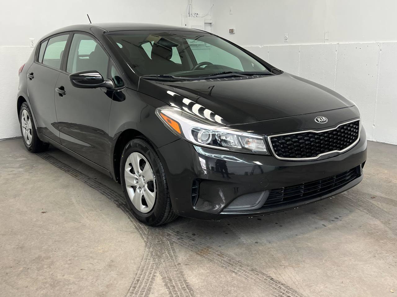 Used 2017 Kia Forte LX FWD image 3